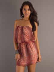 Chic Short strapless dress with cinched waist and print detail with Cinched Waistline