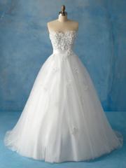 Elegant Sweetheart Ball Gown of Tulle Overlay Skirt and Laced Bodice