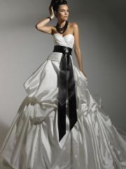 Off-Shoulder Pleated Tiered Stain Wedding Dress