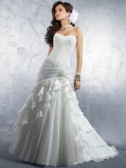 Sophisticated Strapless Gown of Volatile Shape