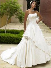 Strapless Neckline with A-Line Silhouette Elegant and Modern Wedding Dress