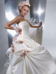 Vintage Wedding Gown Enjoyed By Strapless and A-Line Design